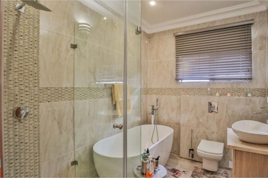 6 Bedroom Property for Sale in Birdwood Estate North West